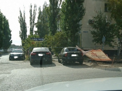 Барьерное ограждение «Концессий теплоснабжения» упало на иномарку в Волгограде