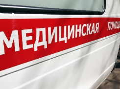 Горе-водитель на Renault Logan задним ходом сбил женщину у подъезда на западе Волгограда 