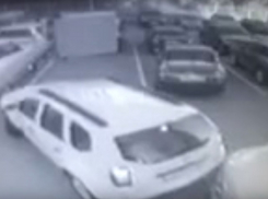 Камеры сняли в Волгограде застрявшего на парковке горе-водителя, протаранившего авто