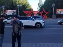 Толкающую под колеса ловушку для пешеходов нашли волгоградцы в центре города: видео
