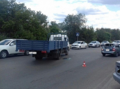 Трехлетняя девочка пострадала в столкновении «Приоры» и грузовика Baw на западе Волгограда 