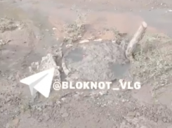 Извержение канализации у многоэтажек в Волгограде сняли на видео 