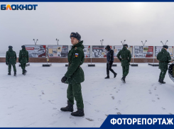 Снег засыпал курсантов, бегунов и коммунальщиков с воздуходувами: фото зимнего дня в Волгограде 