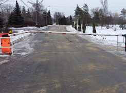 Два пьяных стритрейсера снесли шлагбаум на Мамаевом кургане в Волгограде