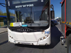 В Волгограде в столкновении «десятки» с автобусом пострадали четыре человека