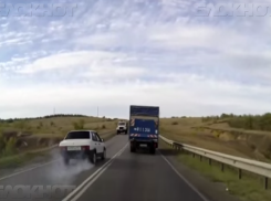 YouTube «взрывает» ролик про лихача на Камышинской трассе