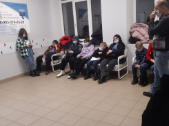 «Один падающий от усталости врач»: в детских поликлиниках Волгограда выстроились огромные очереди