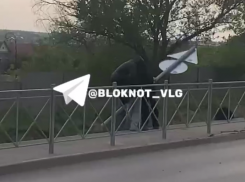 Кураж подростков с вырыванием дорожного знака попал на видео в Волгограде