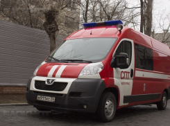 Женщина попала в эпицентр пожара в хуторе под Волгоградом