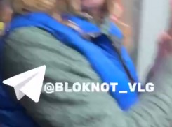 «Водитель заперла пассажиров, люди паниковали»: скандал в троллейбусе сняли на видео в Волгограде