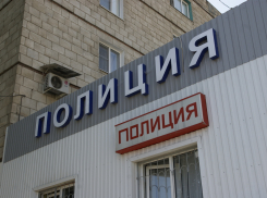 Дубовчанин зажал полицейского на балконе и разорвал на нем одежду 