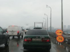 Из-за препятствия на дороге «танцующего» моста волгоградец попал в ДТП