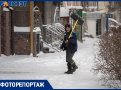 «Опустили людей как скот»: волгоградцы отправили мэра с лопатой чистить снежные завалы