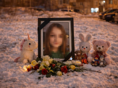 «Ангел, что же у тебя случилось»: трагически погибшую 14-летнюю Катю хоронят на юге Волгограда 