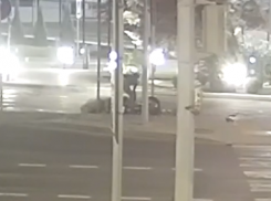 Разбившийся байкер попал на видео на 3-й Продольной в Волгограде