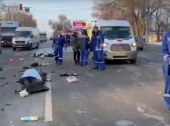 Трупы прямо на дороге: шокирующее видео с места катастрофы маршрутки в Волгограде
