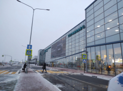 Учинившего непотребство в туалете самолета встретила полиция в аэропорту Волгограда 