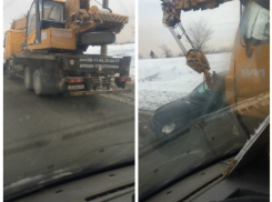 Подъемный кран подмял под себя иномарку на Второй Продольной Волгограда