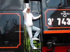 Пожарный на руках вынес годовалого мальчика из огня в Волгограде 