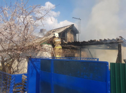 Пенсионера чудом спасли из охваченного огнем дома в Волгоградской области