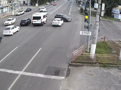 Uber протаранил Mercedes с детьми в Волгограде: момент ДТП попал на видео