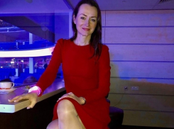 Олимпийская чемпионка из Волгограда продемонстрировала свои роскошные ноги и короткое красное платье