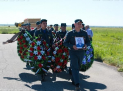 В Волгограде в последний путь провожают бортоператора ИЛ-76 Марата Хадаева