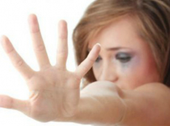 На юге Волгограда парень изнасиловал школьную подругу при 5-летнем ребенке