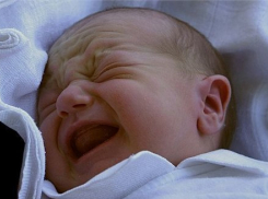 В Волгограде мать после ссоры с мужем отдала грудного сына школьницам