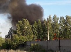 Облако черного дыма охватило бывшую военную часть под Волгоградом