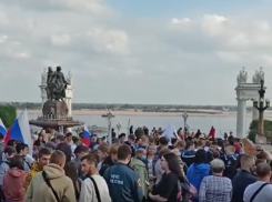 Волгоградцы заполнили набережную: видео спонтанного митинга