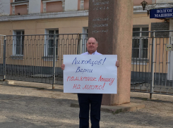 В Волгограде прошли пикеты за возвращение памятника Ленину