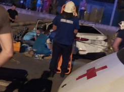 Водитель за рулем Hyundai протаранил столб в Волжском и умер на руках врачей