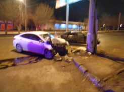 В Волгограде автоледи снесла фонарь около АЗС 