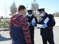 Гуляющих в парках волгоградцев призывает вернуться домой полиция