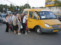 На юге Волгограда задержали набитую пассажирами сверх нормы маршрутку