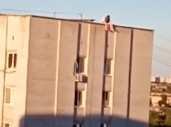 Сидят, свесив ноги: в Волжском подростки забрались на крышу девятиэтажки