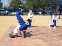 Новую спортплощадку открыли в Дзержинском районе Волгограда