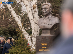 Провал переименования Волгограда объяснили числом цветов у памятника Сталину 