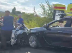 Последствия лобового ДТП на севере Волгограда попали на видео