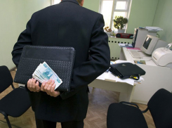 Под Волгоградом мужчина выплатит 600 тысяч за взятку инспектору