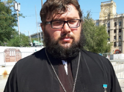 Настоятель храма рассказал, как спас 84-летнего инвалида из горящего дома в Волгоградской области