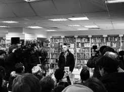 Захар Прилепин в Волгограде: «На Донбассе я на похороны хожу чаще, чем на свежий воздух выхожу»