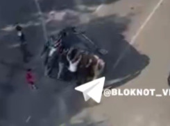 Толпа мужчин красиво перевернула иномарку в элитном ЖК в Волгограде