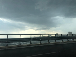 Стеной обрушился дождь воскресным вечером на жителей Волгограда