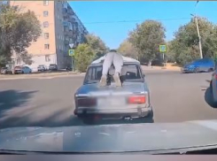 Волгоградец «звездочкой» прокатился на крыше шестерки — видео