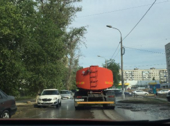 В Волгограде коммунальщики смыли свежеуложенный дорожниками асфальт