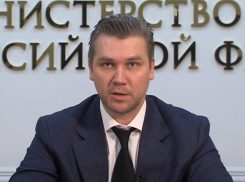 «Незначительные трещины и подтёки»: как в Волгограде замминистра культуры РФ пообещал денег после пятен на «Родине-матери» и обрушения мельницы Гергардта