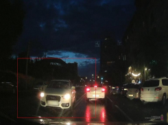 Врач горбольницы рассказала на видео, почему она протаранила в центре Волгограда две машины и скрылась