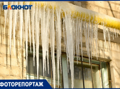 Сосульки по всему центру Волгограда, угрожающе свисают с крыш
